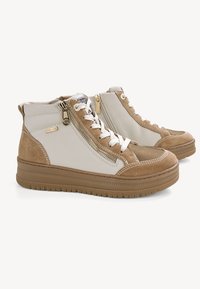 Hochklassige Leder- und Wildleder-Sneaker in Weiß und Beige, mit seitlichen Reißverschlüssen, strukturierten Akzenten und einer gerippten braunen Gummisohle.