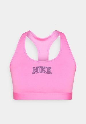 Roze sportbh met een gladde textuur, voorzien van een racerback ontwerp en een contrasterend blauw "NIKE" logo aan de voorkant.