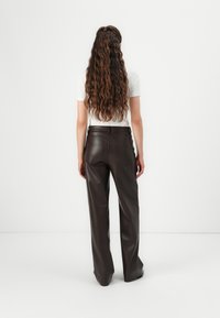 Vero Moda VMTESSA WIDE PANTS  - Hlače - chocolate torte