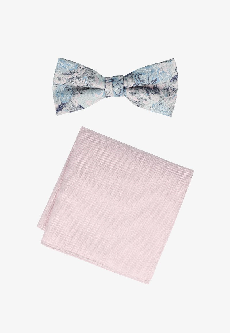 Gemusterte blaue Fliege mit floralem Design über einem strukturierten pinken Taschentuch. Beide Gegenstände sind ordentlich angeordnet und gut sichtbar.