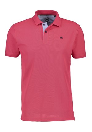 Polo rosa in cotone. Maniche corte, patta con tre bottoni, colletto a contrasto, logo ricamato sul petto. Texture liscia.