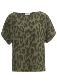 Camiseta de manga corta de color verde oliva con patrón de estampado de leopardo en verde oscuro y escote amplio, con etiqueta "DRYKORN" en el interior del cuello.