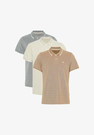 Három póló, egymásra rakva: szürke, bézs és világosbarna. Rövid ujjú, galléros nyakkal és kontrasztos fehér díszítéssel a galléron.