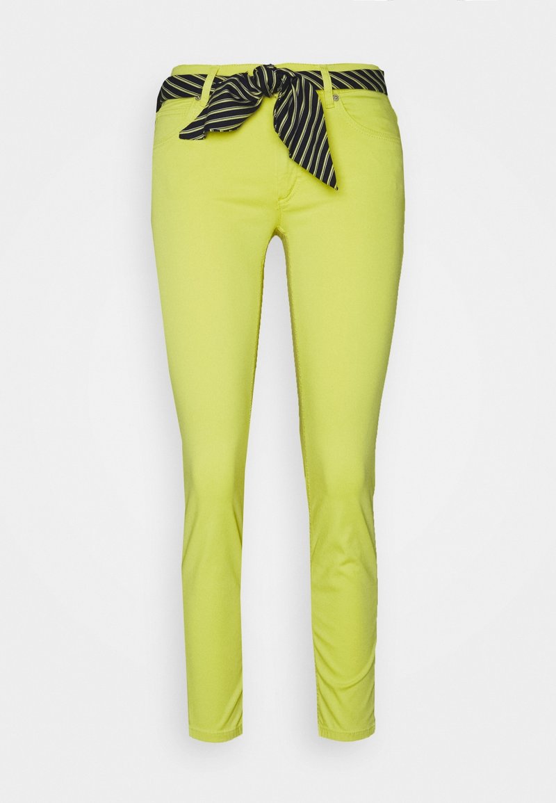 Pantalon ajusté jaune vif avec une ceinture en tissu rayée noire et blanche. Le matériau est lisse avec une légère brillance, doté de poches classiques.