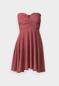 Ilma krae ja vooderduseta punane kleit, millel on istuv bodi, voltimine, laienev seelikuosa ja metallilist sära nautiv tekstuur. Krae lõpud on veidi ebatasased.