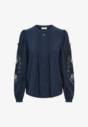 Blouse bleu marine à boutons avec des manches bouffantes et des détails en dentelle délicate. Tissu doux et lisse avec des plis verticaux à l'avant.