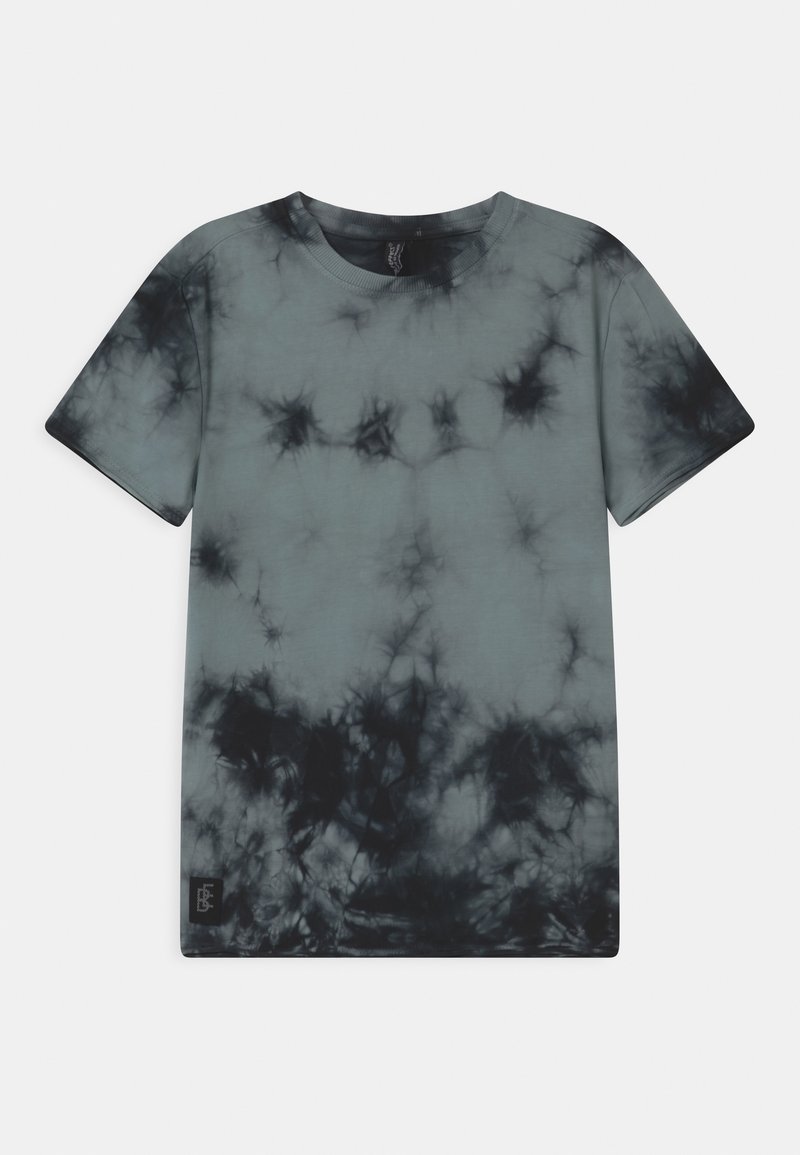 T-shirt à manches courtes avec col rond, motif tie-dye noir et gris et une petite étiquette de marque noire près de l'ourlet inférieur.