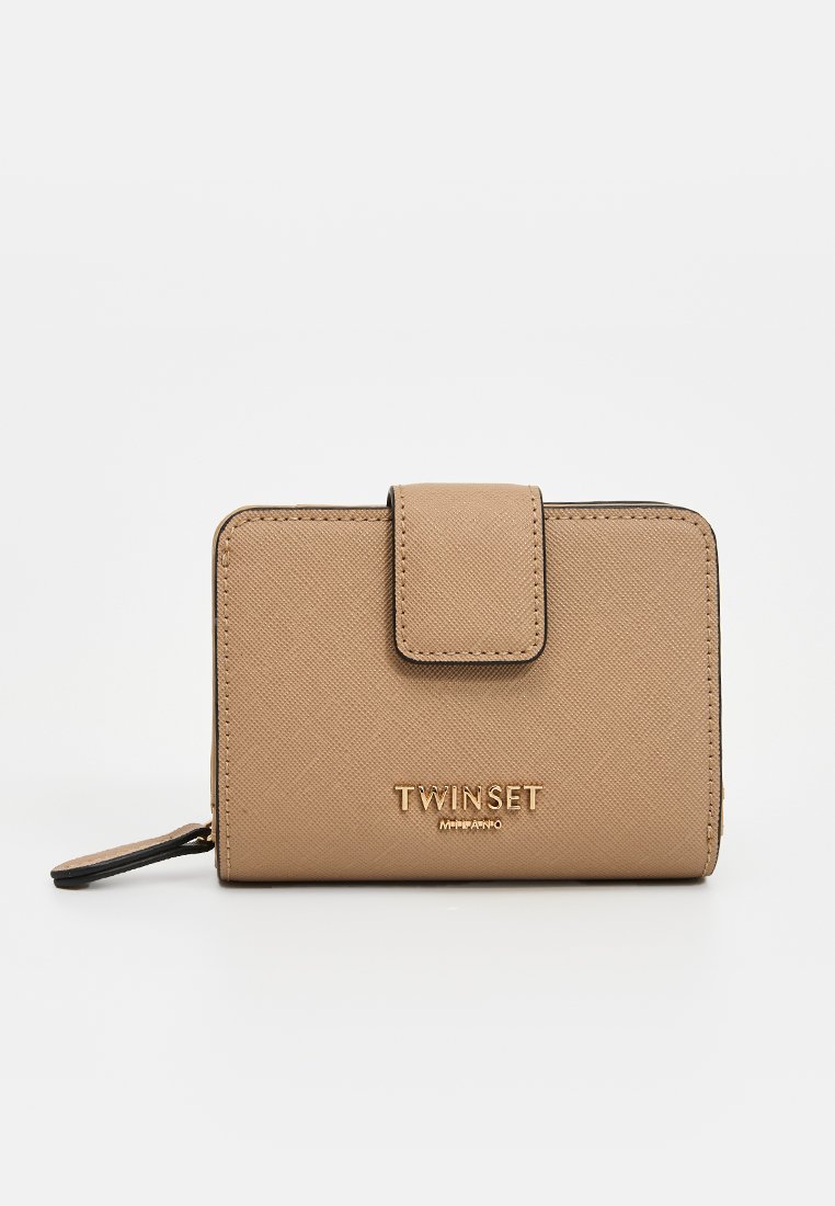 Portafoglio beige testurizzato con design piegato, chiusura a patta e logo dorato sul davanti. Dotato di una cerniera per un deposito sicuro.