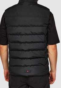 Czarna pikowana kamizelka z wysokim kołnierzem, poziomym wzorem pikowania i czerwoną logo akcentową na brzegu. Wykonana z gładkiego, trwałego materiału.