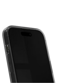 Coque de téléphone transparente avec une texture lisse, mettant en valeur l'intérieur noir du téléphone. Comprend des découpes pour les boutons et le port de charge.
