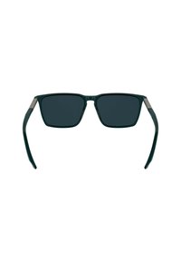 Prostokątne okulary przeciwsłoneczne z ciemnymi soczewkami, zielonym plastikowym ramką i srebrnymi metalowymi akcentami na świątyniach. Gładka tekstura, nowoczesny design.