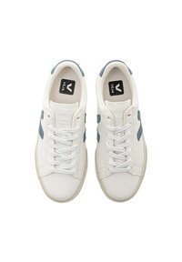 Baskets en cuir blanc avec des accents en suède gris, lacets plats blancs et un logo noir sur la languette. Semelle en caoutchouc texturée. Design athlétique classique.