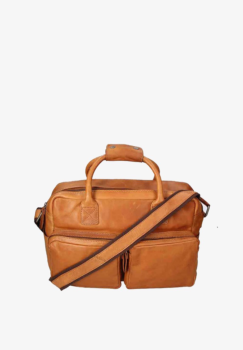 Tan leren tas met dubbele handvatten, een verstelbare schouderriem en twee voorzakken met rits. Gladde textuur met subtiele stiksel details.