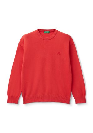 Suéter rojo de punto con un cuello redondo y puños acanalados, que presenta un pequeño detalle bordado de un pulpo en el pecho. Textura suave.