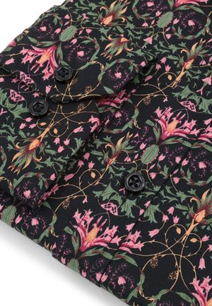 Czarna tkanina z kwiatowym wzorem w różu i zieleni. Posiada czarne guziki oraz teksturowaną powierzchnię z detalicznymi wzorami winorośli.