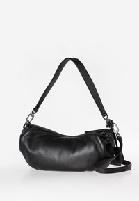 Schwarze Lederhandtasche mit strukturiertem Finish, Reißverschluss und verstellbarem Gurt mit silberner Hardware. Kompaktes, schlankes Design.