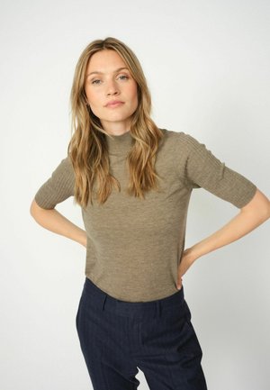 Top ribbed tricot de culoare maroniu deschis, cu guler înalt și mâneci scurte, asortat cu pantaloni în dungi întunecate. Textură netedă și design ajustat.