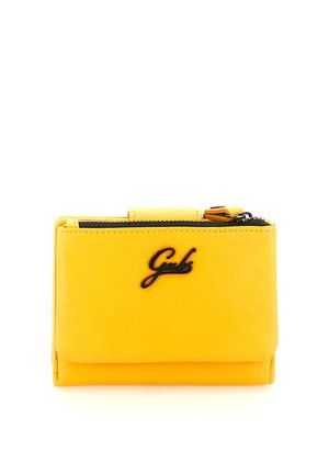 Portafoglio in pelle giallo brillante con cerniera nera e logo "Gabs" sulla parte frontale, mostrato chiuso su sfondo bianco.