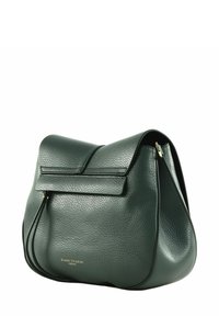 Sac à main en cuir vert foncé avec un rabat structuré, texture lisse, détails en matériel doré et un petit logo à la base. Forme courbée.