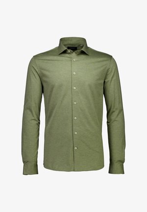 Overhemd met lange mouwen in gedempt olijfgroen stof; voorzien van een puntige kraag, knoopsluiting en manchetten met één knoop.