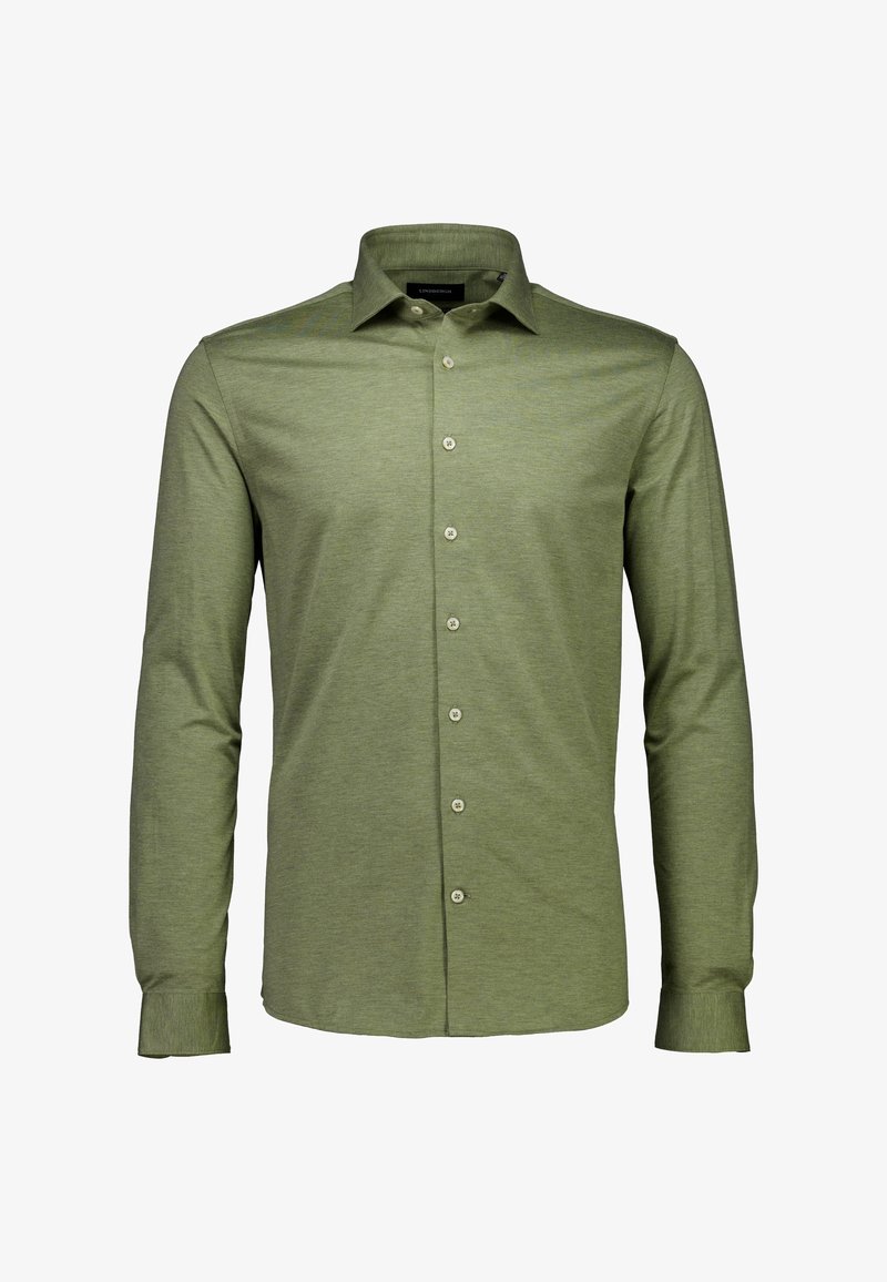 Koszula na długi rękaw w stonowanym oliwkowym zielonym materiale; posiada kołnierz zakończony ostrym zakończeniem, listwę z guzikami oraz mankiety zapinane na pojedynczy guzik.