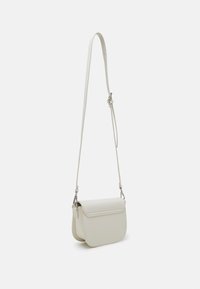Borsa a tracolla in pelle crema con chiusura a patta, tracolla regolabile e dettagli in metallo silver. Forma rettangolare compatta. Design semplice.