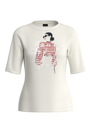 Biała koszula z krótkim rękawem z grafiką kobiety w okularach przeciwsłonecznych, ubraną w czerwony top w paski oraz napisem "beautiful soul" pisanym kursywą.