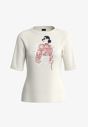 Biała koszula z krótkim rękawem z grafiką kobiety w okularach przeciwsłonecznych, ubraną w czerwony top w paski oraz napisem "beautiful soul" pisanym kursywą.