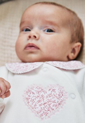JoJo Maman Bébé HEART APPLIQUÉ ALL-IN-ONE REGULAR FIT - Salopetă bebeluși - white