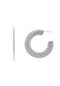 Orecchini a cerchio in argento con una superficie ondulata e testurizzata. Forma circolare aperta con un sottile perno in metallo per il fissaggio. Finitura opaca.