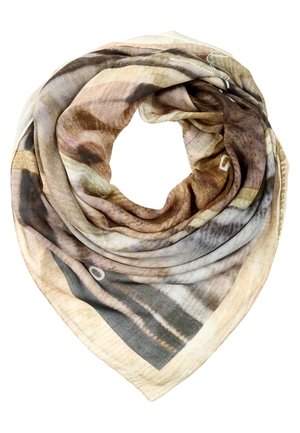 Miękki, lekki szalik z abstrakcyjnymi wzorami w kolorach brązu, beżu i szarości, luźno złożony w kształt koła z centralnym otworem.