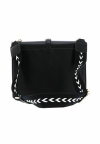 Borsa in pelle nera con texture liscia, dotata di una ampia tracolla intrecciata con motivi a freccia bianchi e dettagli in metallo dorato.