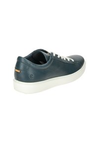 Sneaker in pelle blu con lacci bianchi, punta arrotondata, tomaia texturizzata e suola in gomma bianca. Presenta un piccolo dettaglio marrone sul tallone.