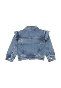 Jeansjacke mit Rüschendetails an den Schultern, hellblaue Farbe, klassischer Kragen, lange Ärmel und Knopfverschluss, mit weißen Nähtelementen.
