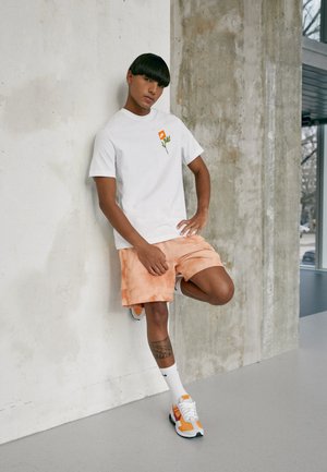 TEE - Printtipaita - white