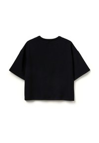 Černé zkrácené tričko s kulatým výstřihem a širokými krátkými rukávy. Látka působí měkce, má jednoduchý design bez vzorů či zdobení.