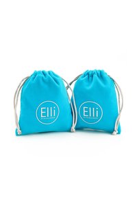 Deux pochettes turquoise à cordon beige, chacune affichant le logo « Elli by Julie & Grace » en blanc sur le devant.