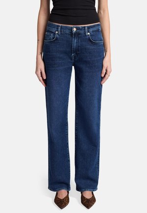 Mörkblå vida jeans i denim, med framfickor, knäppe och subtil blekning. Kombineras med spetsiga skor.