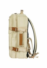 Zaino in nylon beige con retro testurizzato, dotato di spallacci regolabili, dettagli marroni, compartimenti con doppia cerniera e fibbie laterali.