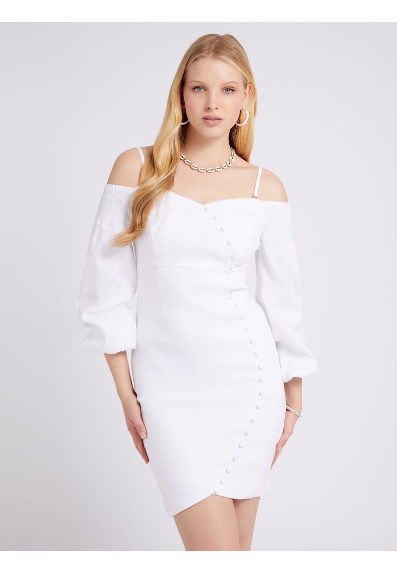 Weißes schulterfreies Kleid mit puffärmeligen, taillierten Design, Knopfverschluss vorne und diagonellem Saum. Glattes Material ohne sichtbare Muster.