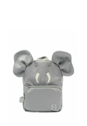 Grauer Rucksack in Elefantenform mit großen, schlaffen Ohren, schlichtem Design, vorderer Reißverschlusstasche, weichem Material und Logo an der unteren Vorderseite.