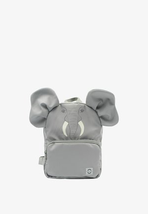 Pilkas kuprinės formos dramblys su didelėmis kabančiomis ausimis, paprasto dizaino, su priekinio užtrauktuko kišene, minkšta medžiaga ir logotipu apatinėje priekinėje dalyje.