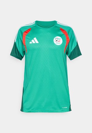 Camisola de futebol verde com um design texturizado, detalhes vermelhos nos ombros e o emblema nacional da Argélia na parte da frente. Feita de material respirável.