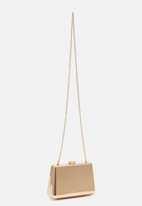 Złota metaliczna kopertówka o trójkątnym kształcie, z łańcuszkowym paskiem i zapięciem na zatrzask. Gładka powierzchnia bez widocznych wzorów ani zdobień.