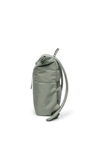 Grijze rugzak met oprolbare top, gewatteerde riemen en een zijzak met ritssluiting, rechtopstaand op een witte achtergrond.