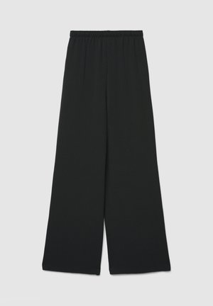 Czarne spodnie o szerokich nogawkach z elastycznym paskiem w talii, gładkim materiałem, bez widocznych kieszeni ani zdobień.
