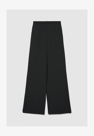 Czarne spodnie o szerokich nogawkach z elastycznym paskiem w talii, gładkim materiałem, bez widocznych kieszeni ani zdobień.