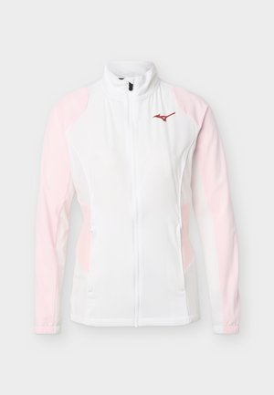 Hvid jakke med fuld lynlås, lyserøde ærmer, høj krave, to forlommer og en lille rød logo på øverste venstre bryst.