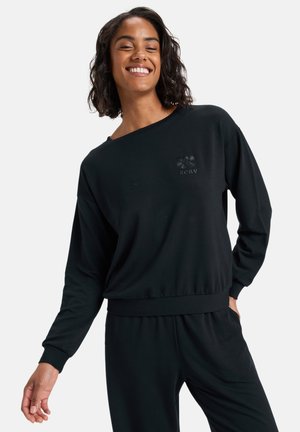 Zwarte sweatshirt gemaakt van zacht materiaal, met een ontspannen ontwerp, brede hals, geribde zoom en een reliëflogo op de borst.