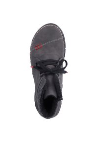 Botte en cuir noir avec un bout rond, ornée d'accents rouges, de lacets noirs et d'un col texturé. Détails de couture le long du bord.